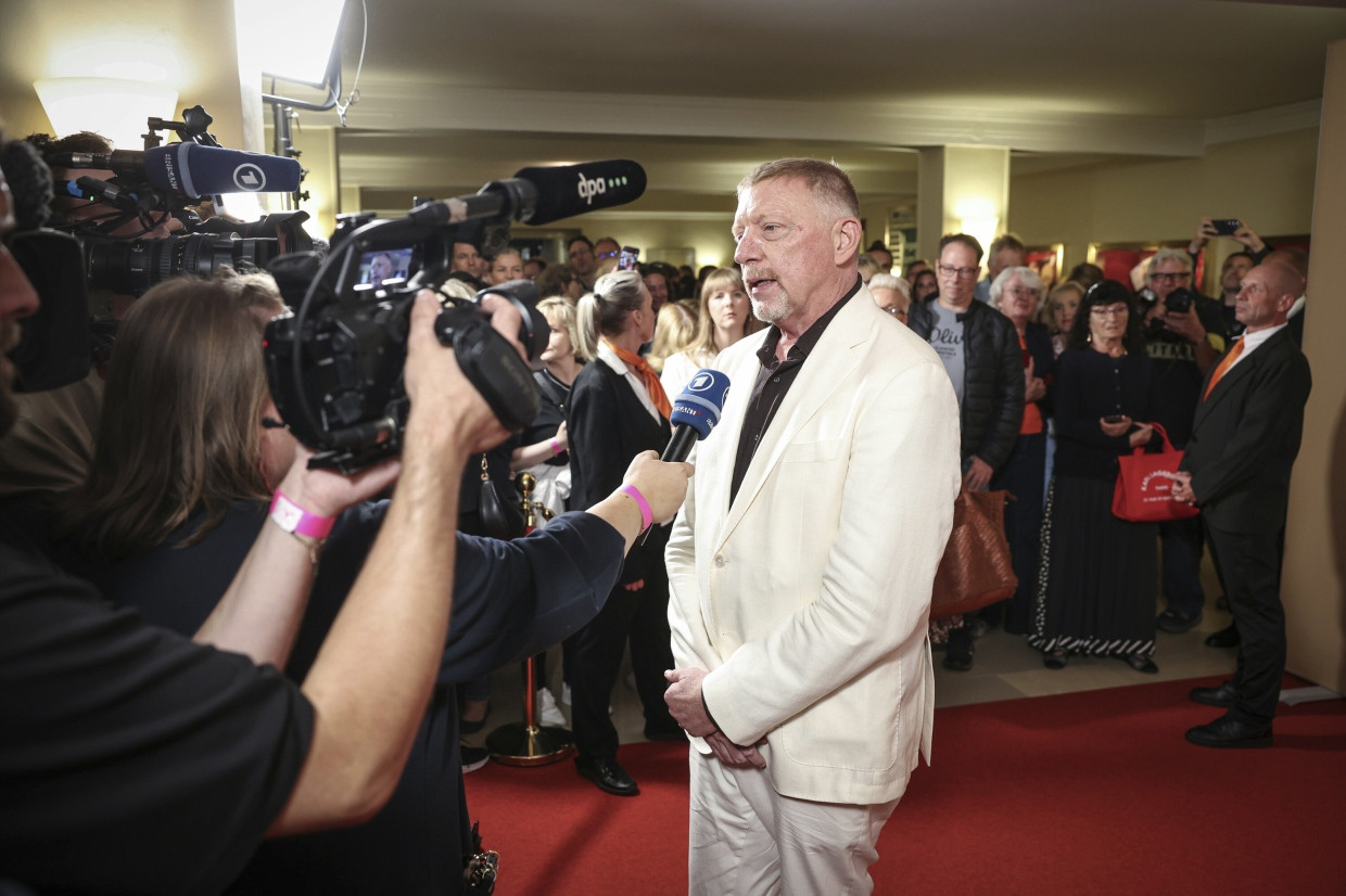 Presseandrang in Berlin: Becker ist nach wie vor ein Volks. . . – ja, was genau, noch immer ein Volksheld?