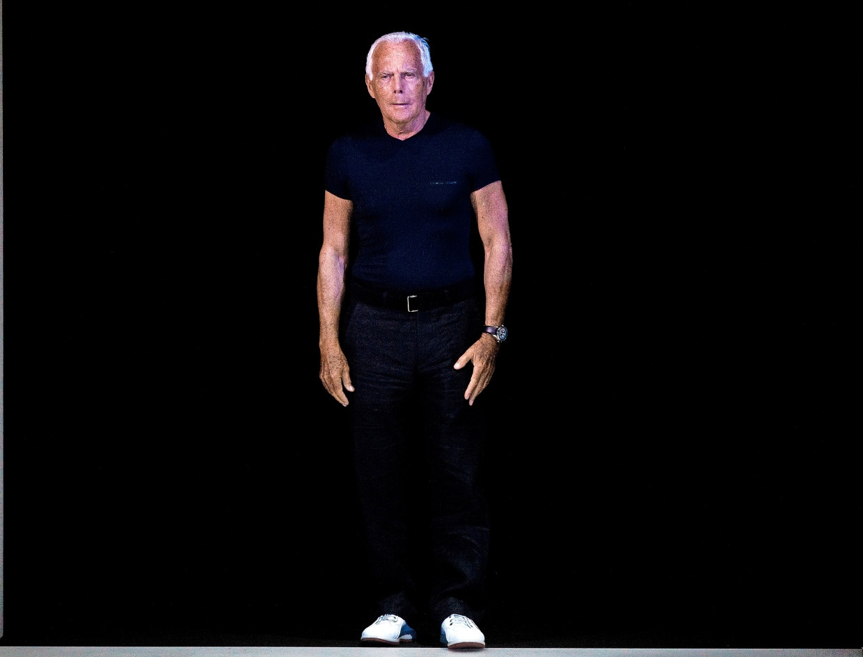 Edle Einfalt, stille Größe: Giorgio Armani trat auch nach seinen Modenschauen (hier im Juni 2011) in schlichten Klassikern auf.