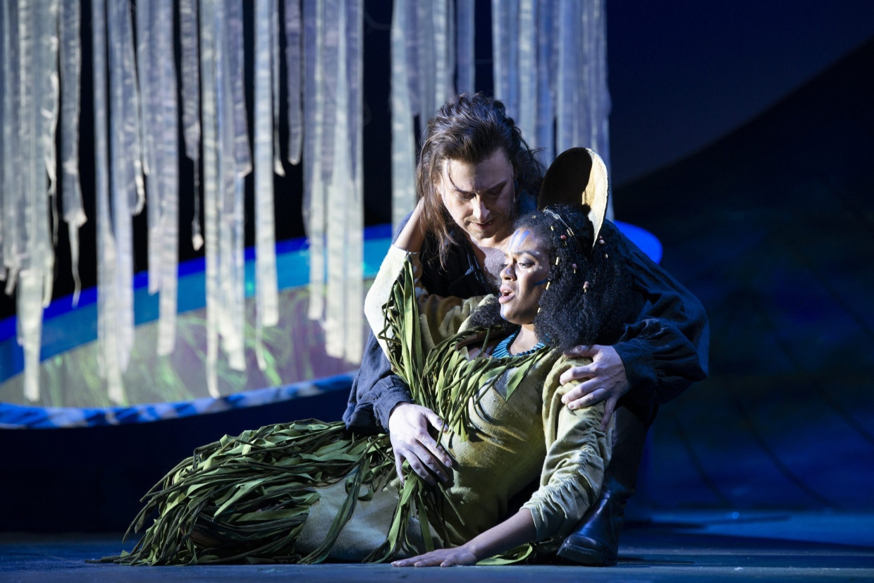 Dominick Valdés Chenes (links) und  Axelle Saint-Cirel in „The Magic Fountain“ von Frederick Delius