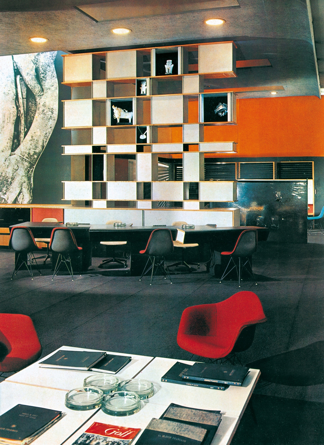 Sie hat viele Klassiker entworfen, unter anderen das Bücherregal Mexique (1952) und das Fauteuil pivotant (1927).