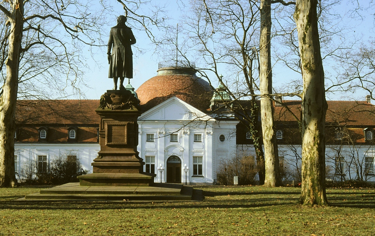 Schiller-Denkmal in Marbach, dahinter der von Ludwig Eisenlohr und Carl Weigle entworfene, 1903 eröffnete Kuppelbau des Schiller-Nationalmuseums