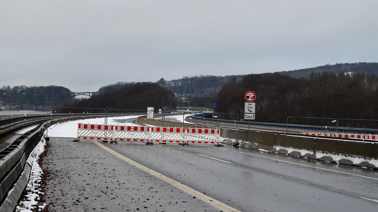 Kein Weg durch: Zufahrt zur abgesperrten Autobahnbrücke Rahmede auf der A 45