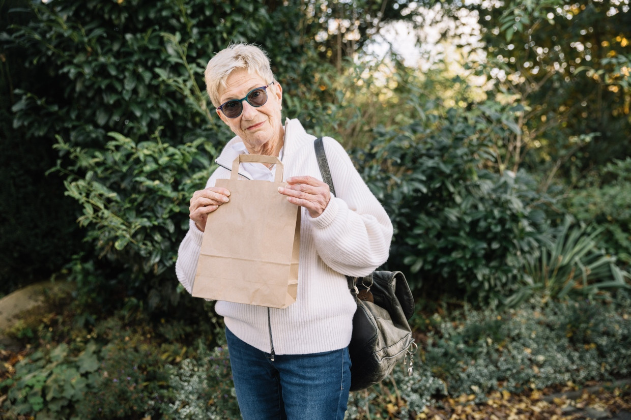 Mit einer kleinen braunen Papiertüte: Mitglied Giesela Biegall