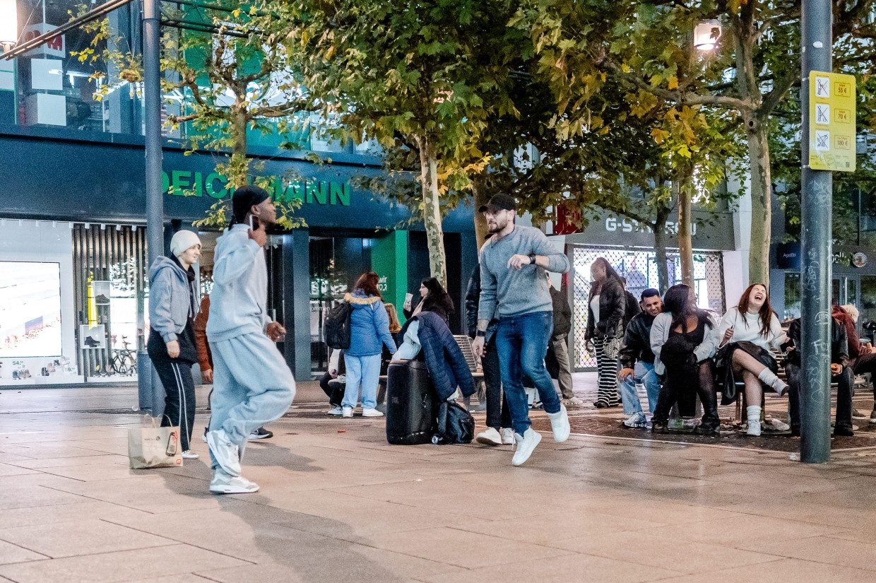 Auch das gehört zum Nachtleben auf der Zeil: Man trifft sich, man tanzt.