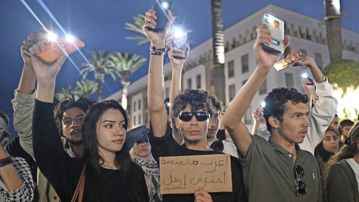 Junge Demonstranten vor dem Parlament in Rabat
