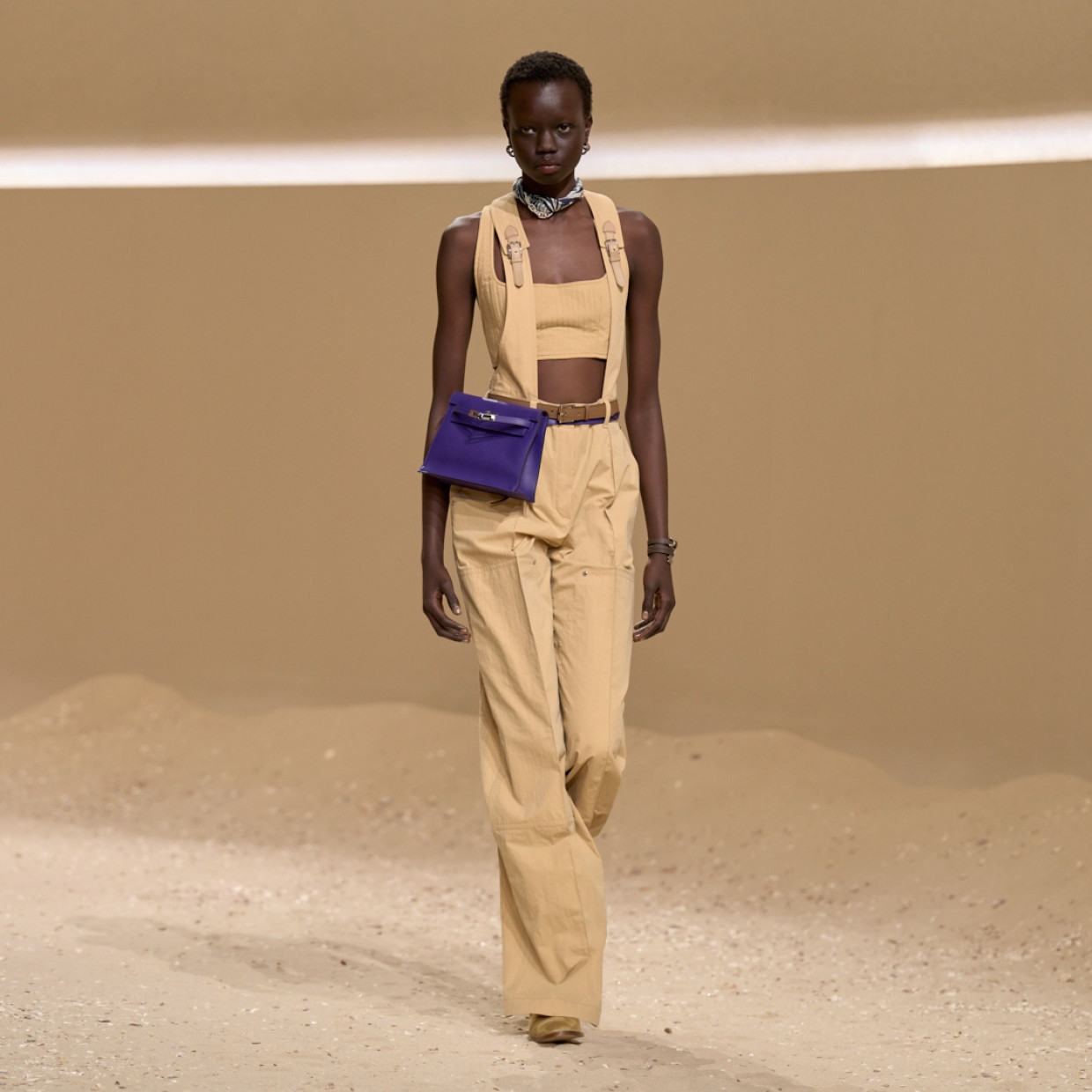 Auch aus Tradition kann Neues entstehen: Model bei der Hermès-Schau