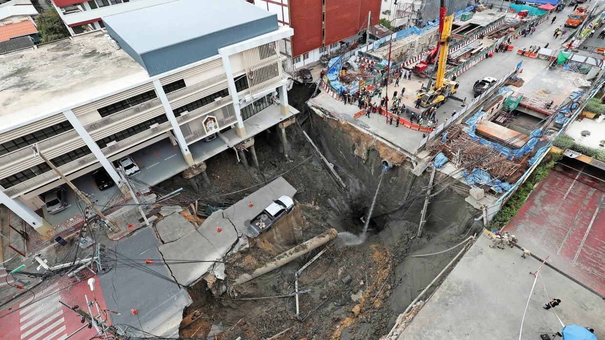 Eingestürzt: Das Loch in der Samsen-Straße in Bangkok