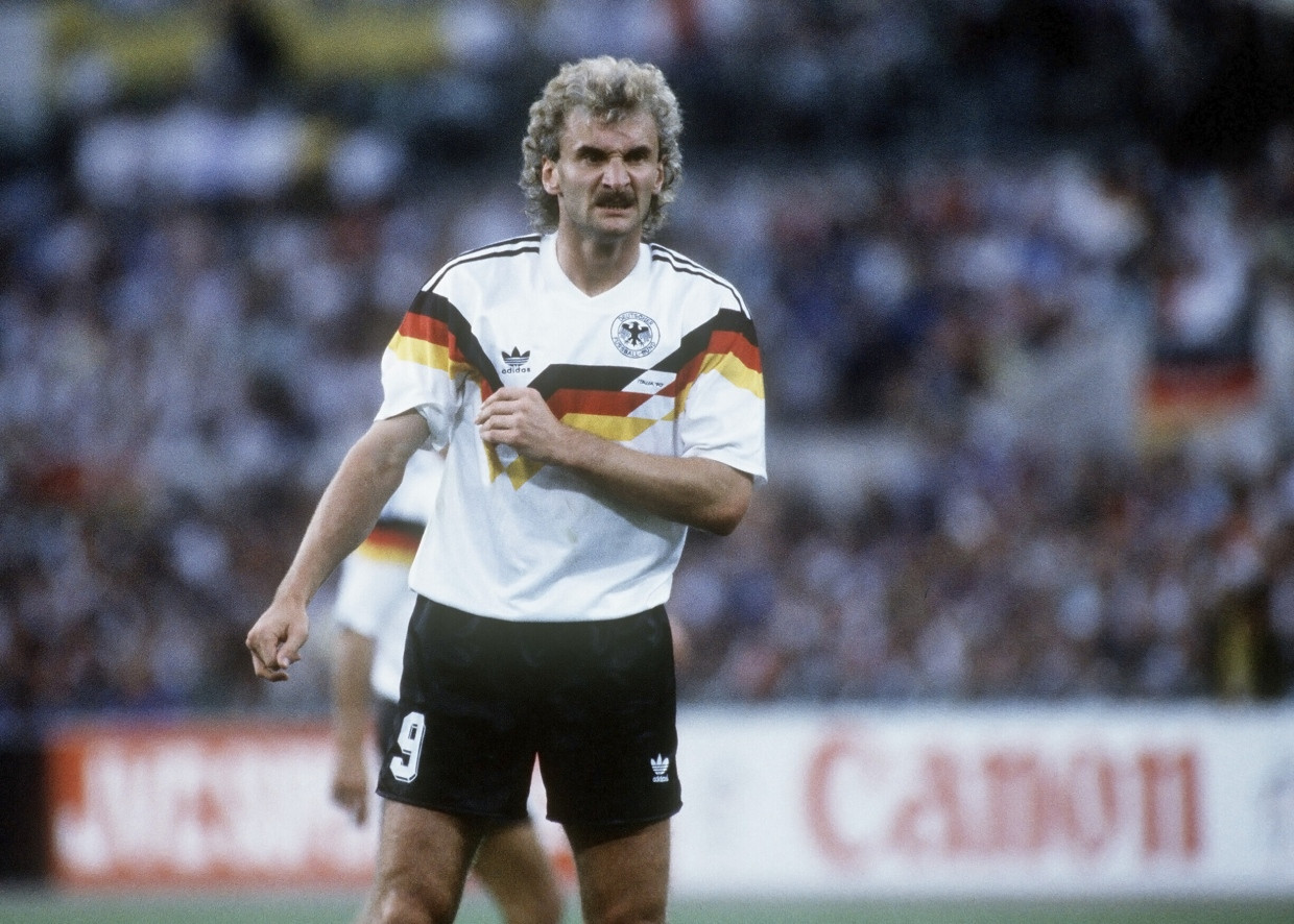 Rudi Völler mit dem Trikot von 1990 im Finale gegen Argentinien