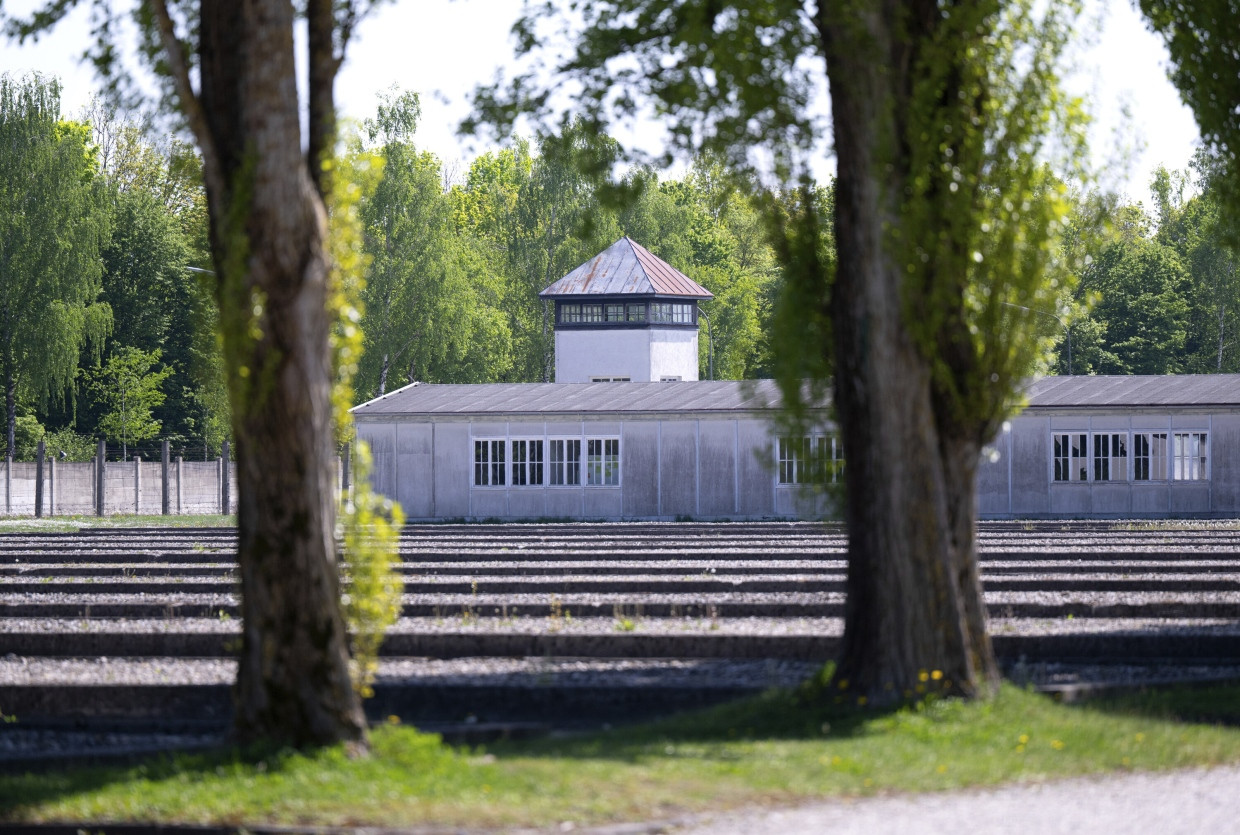 Unter Bäumen: KZ-Gedenkstätte Dachau bei München