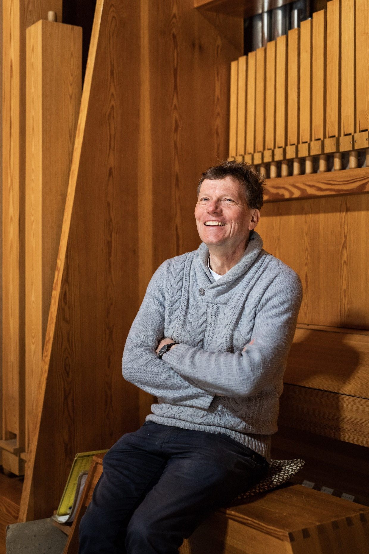 Portrait von Hartmut Rosa vor der Orgel in der Auferstehungskirche Grafenhausen.