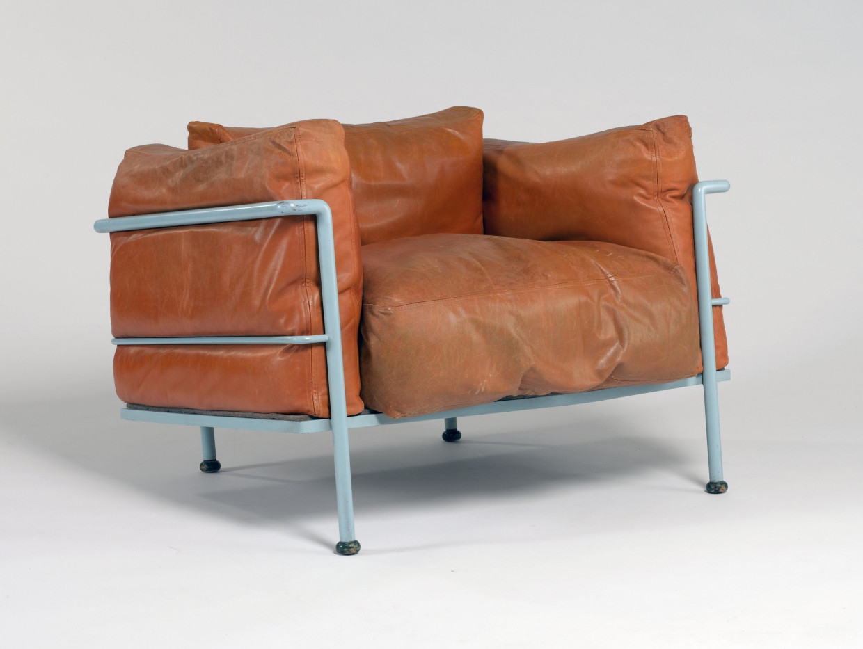 Den Sessel Grand confort (1928) schuf sie gemeinsam mit Le Corbusier und Pierre Jeanneret.