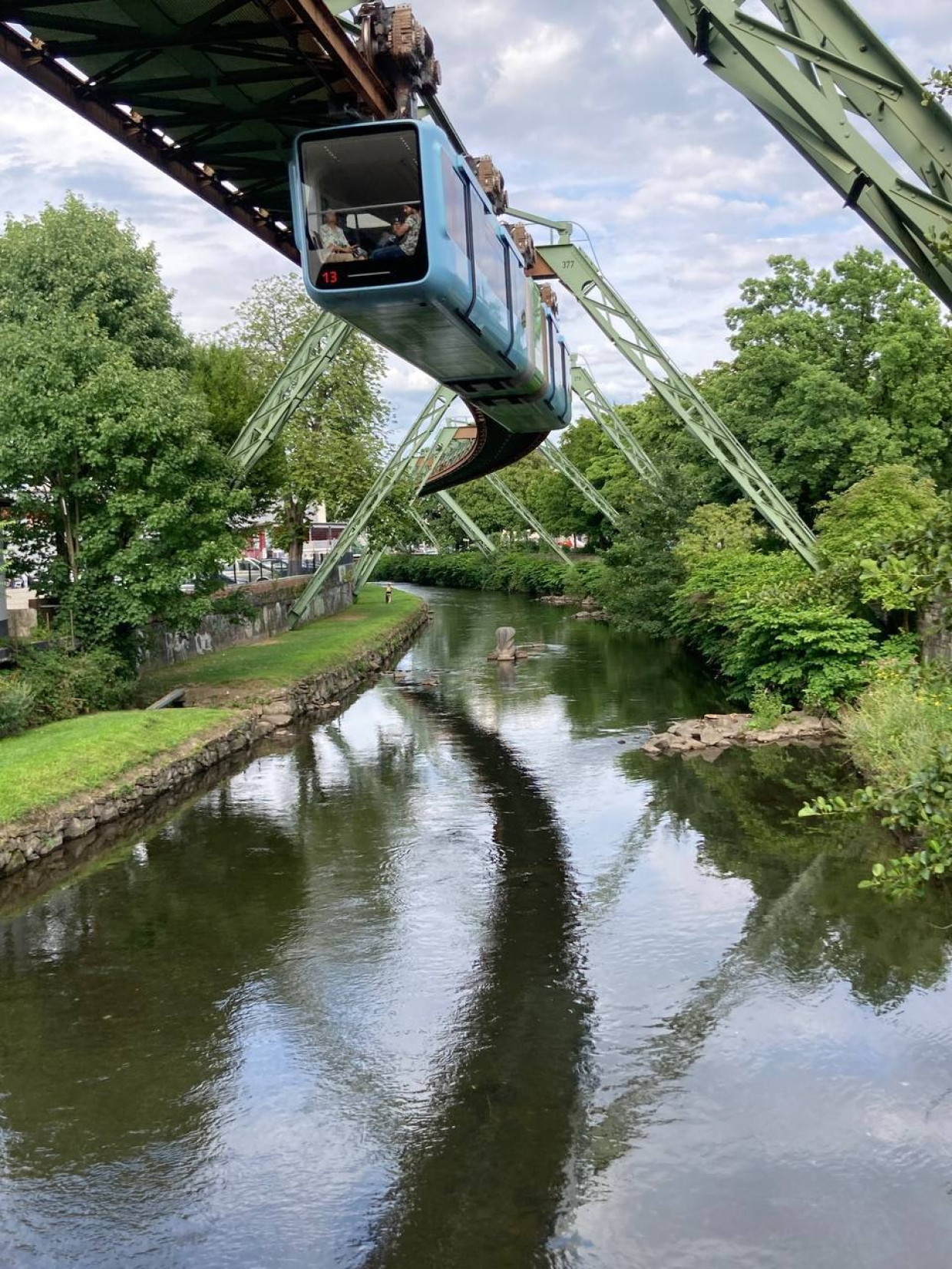 An dieser Stelle stürzte Tuffi in die Wupper. Ein Gedenkstein in Elefantenform erinnert heute daran.