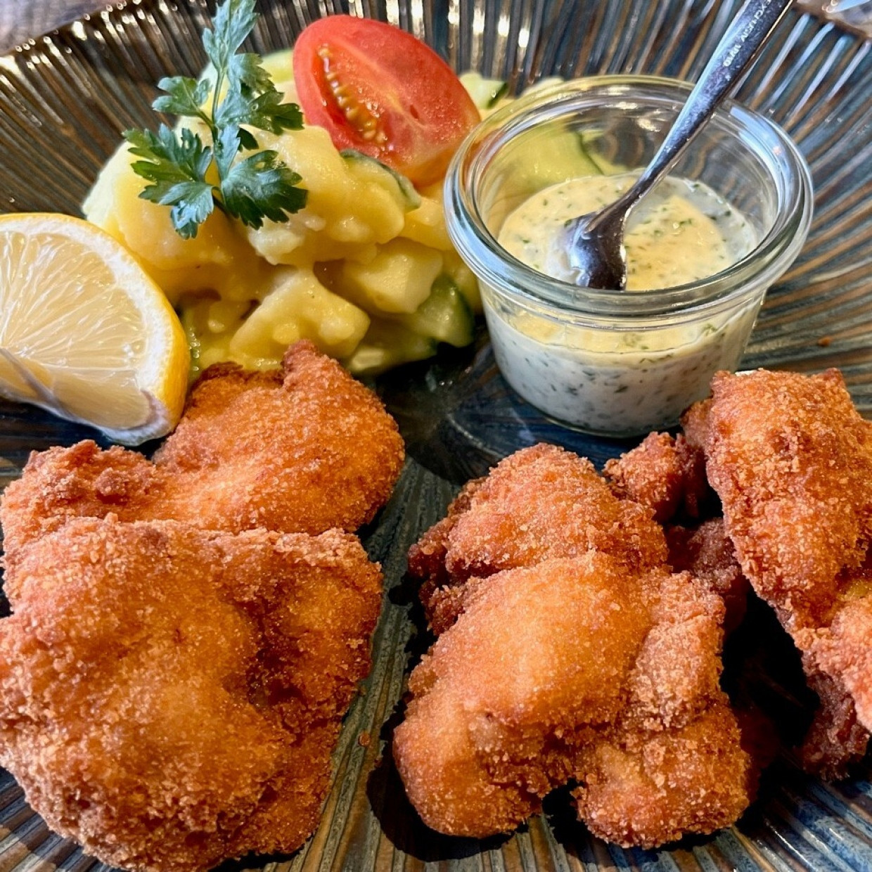 Wiener Backhendl mit Kartoffel-Gurken-Salat und Sauce rémoulade
