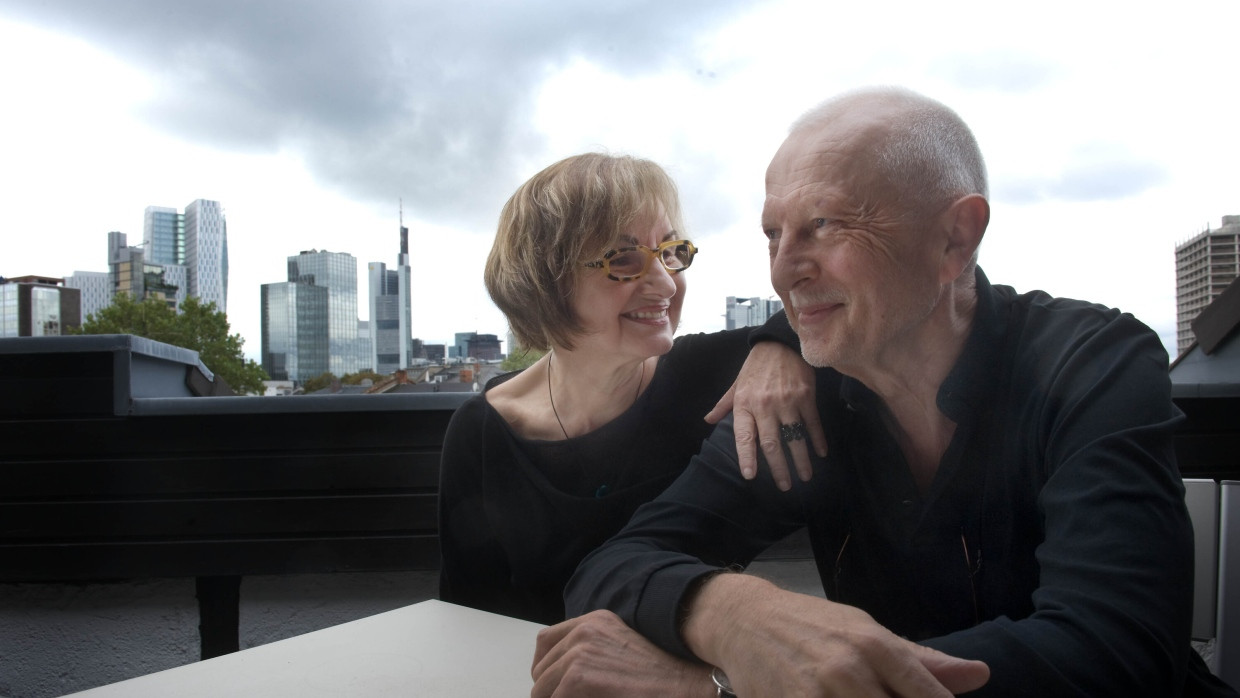 Die Filmemacher Mischka Popp und Thomas Bergmann in ihrer Wohnung in Frankfurt in 2009.