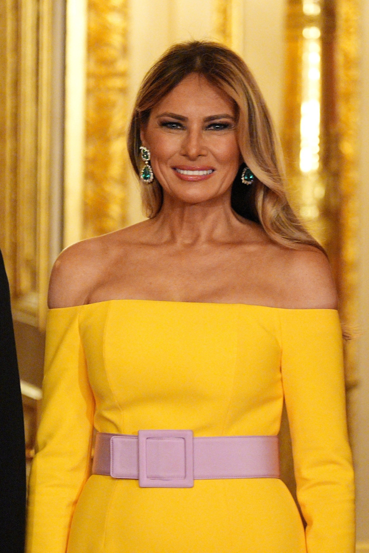 Schwierige Farbe: Melania in einem schulterfreien, gelben Kleid von Carolina Herrera