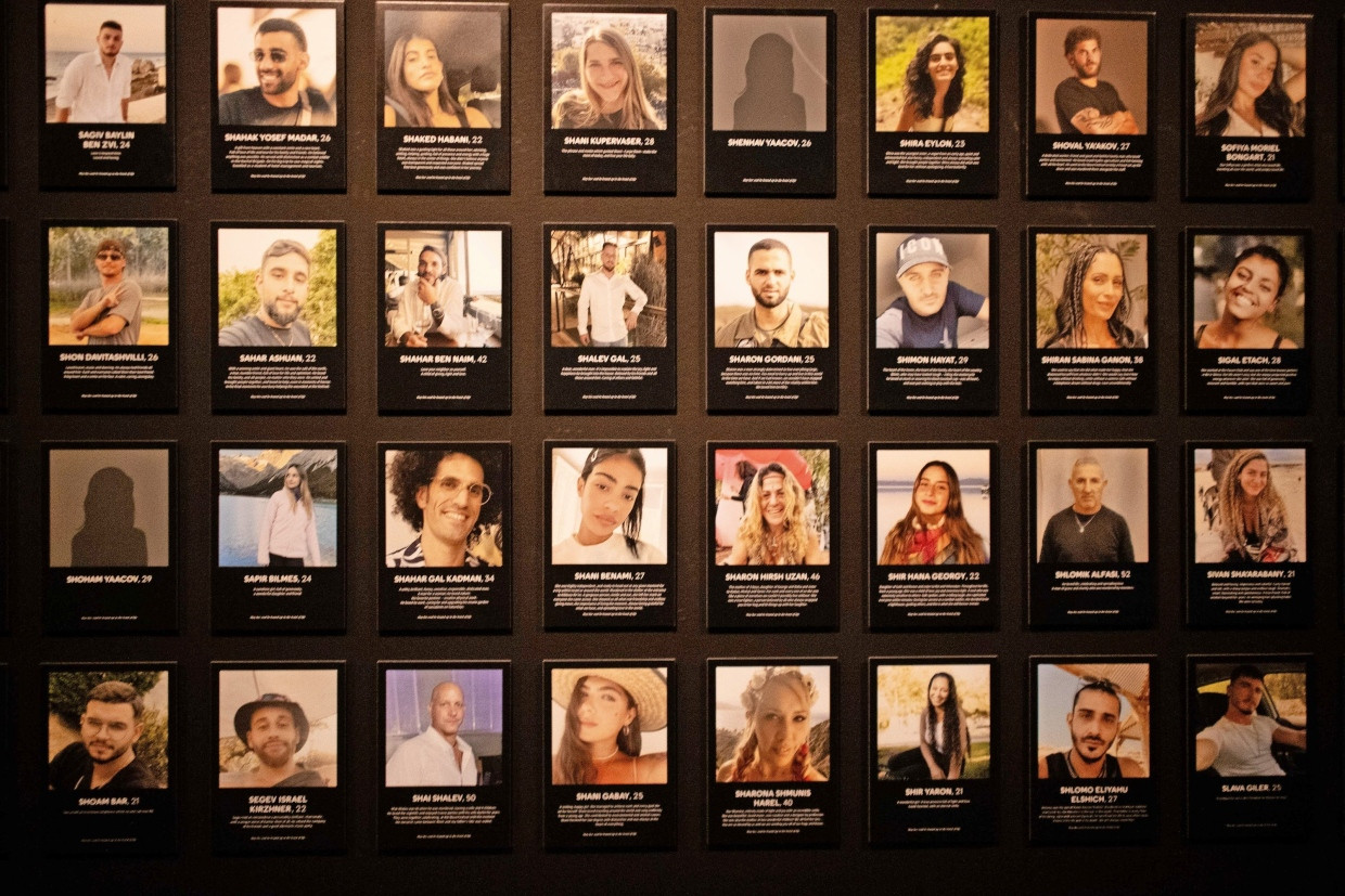 Bilder von Menschen, die das Musikfestival Supernova besuchten und von Hamas-Terroristen am 7. Oktober. Die Auf­nahmen gehören zu einer Erinnerungsausstellung, die an der Wall Street in New York zu sehen ist.