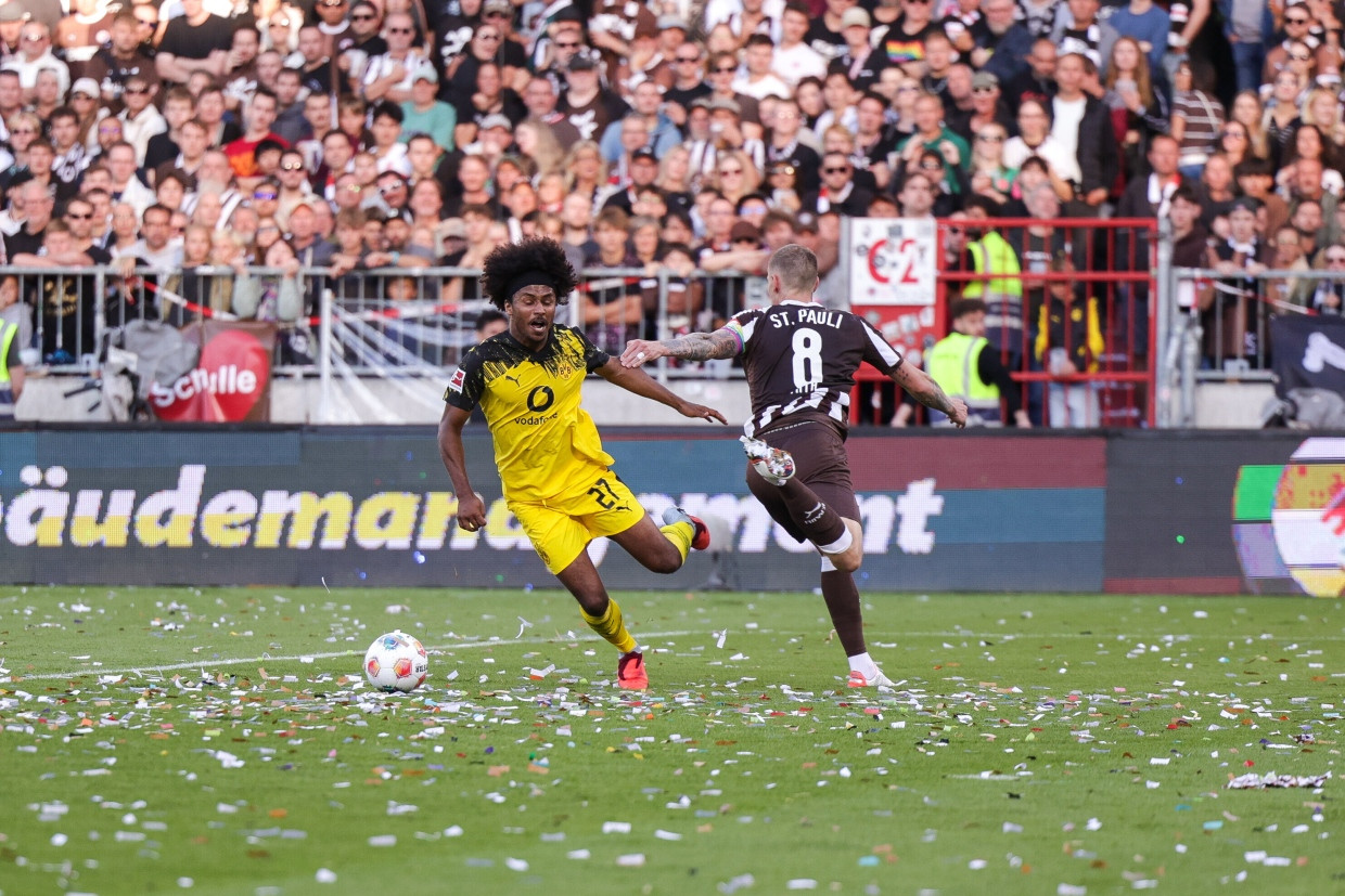 St. Paulis Eric Smith greift zu, Dortmunds Karim Adeyemi fällt. Dafür gab es am ersten Spieltag einen Elfmeter.