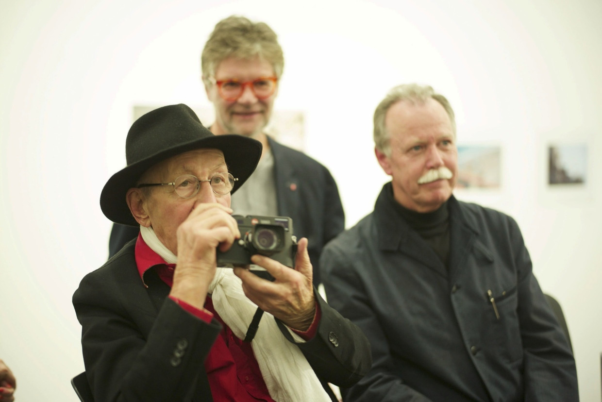 René Burri (links), Ostlicht-Gründer Peter Coeln (hinten) und Hans-Michael Koetzle bei der Eröffnung der Ausstellung „Doppelleben“ in Wien (2014)