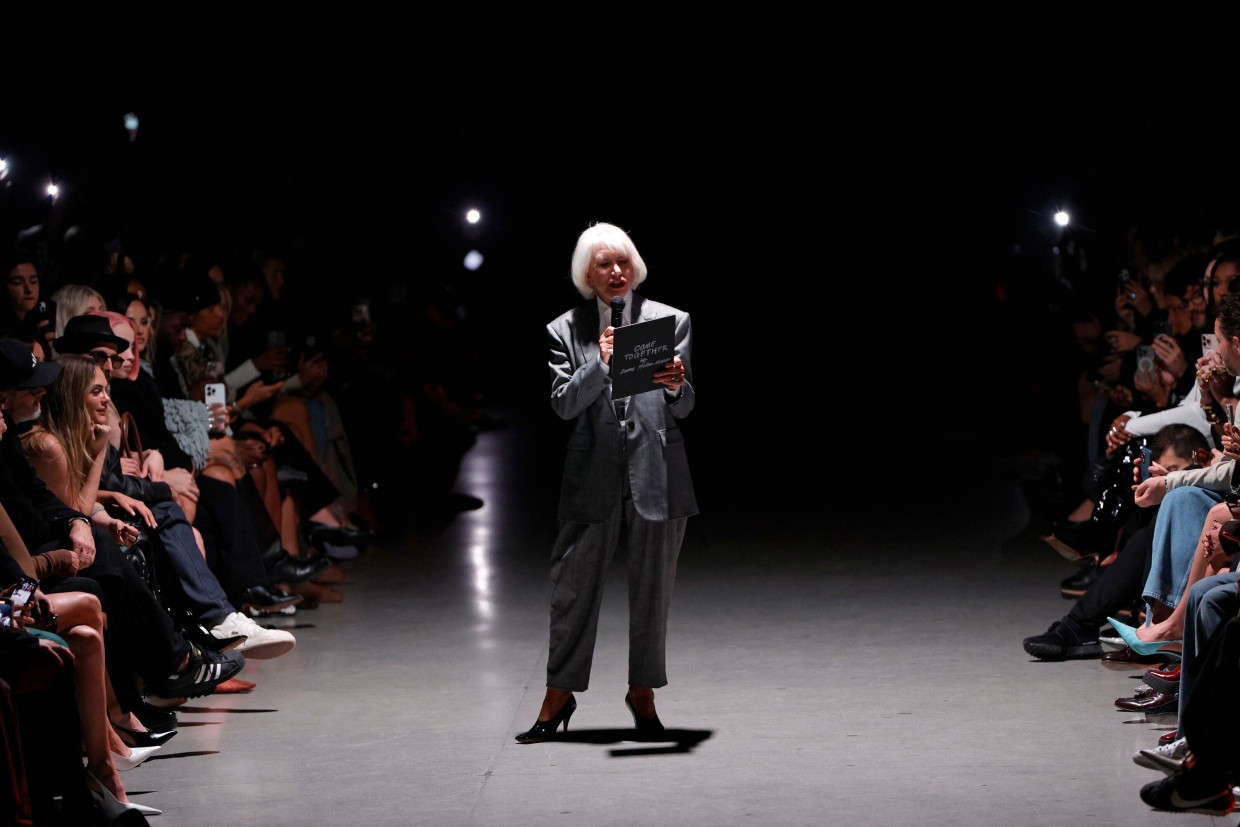 Mit Starpotential: Schauspielerin Helen Mirren liest vor der Schau von Stella MCCartney auf dem Laufsteg vor.