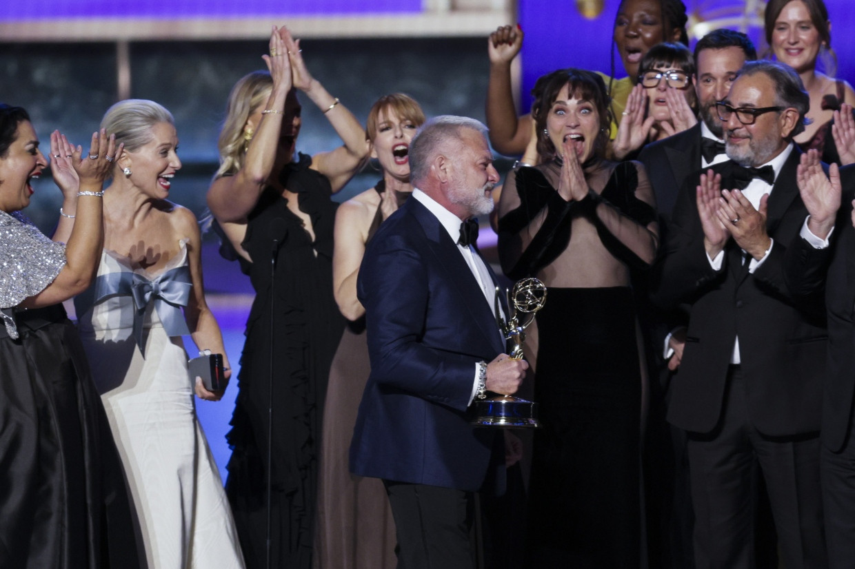 Den Emmy für die beste Drama-Serie nimmt R. Scott Gemmill vor Darstellern und Mitarbeitern von „The Pitt“ entgegen.
