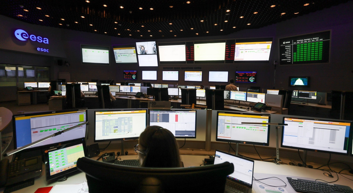 Im Raumfahrtkontrollzentrum der ESA in Darmstadt wird der Start des Satelliten überwacht.