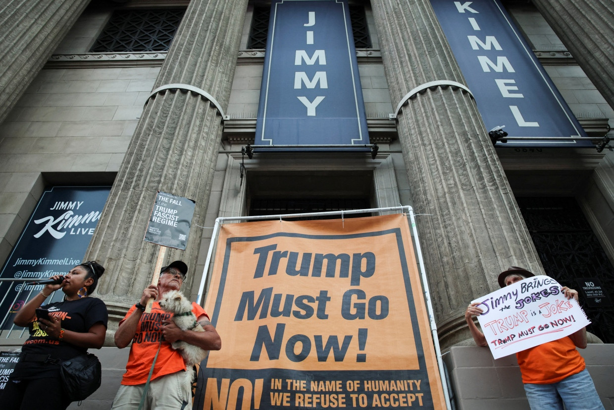 Vor dem El Capitan Entertainment Centre, in dem die Sendung aufgenommen wird, demonstrieren Menschen für Kimmel.