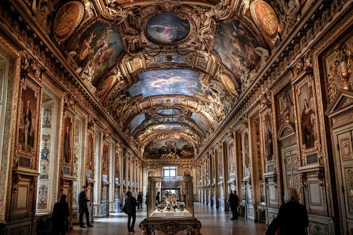 Blick in die Galerie d'Apollon im Louvre – aus ihr sollen die Täter Schmuck aus der Sammlung Napoleons gestohlen haben.