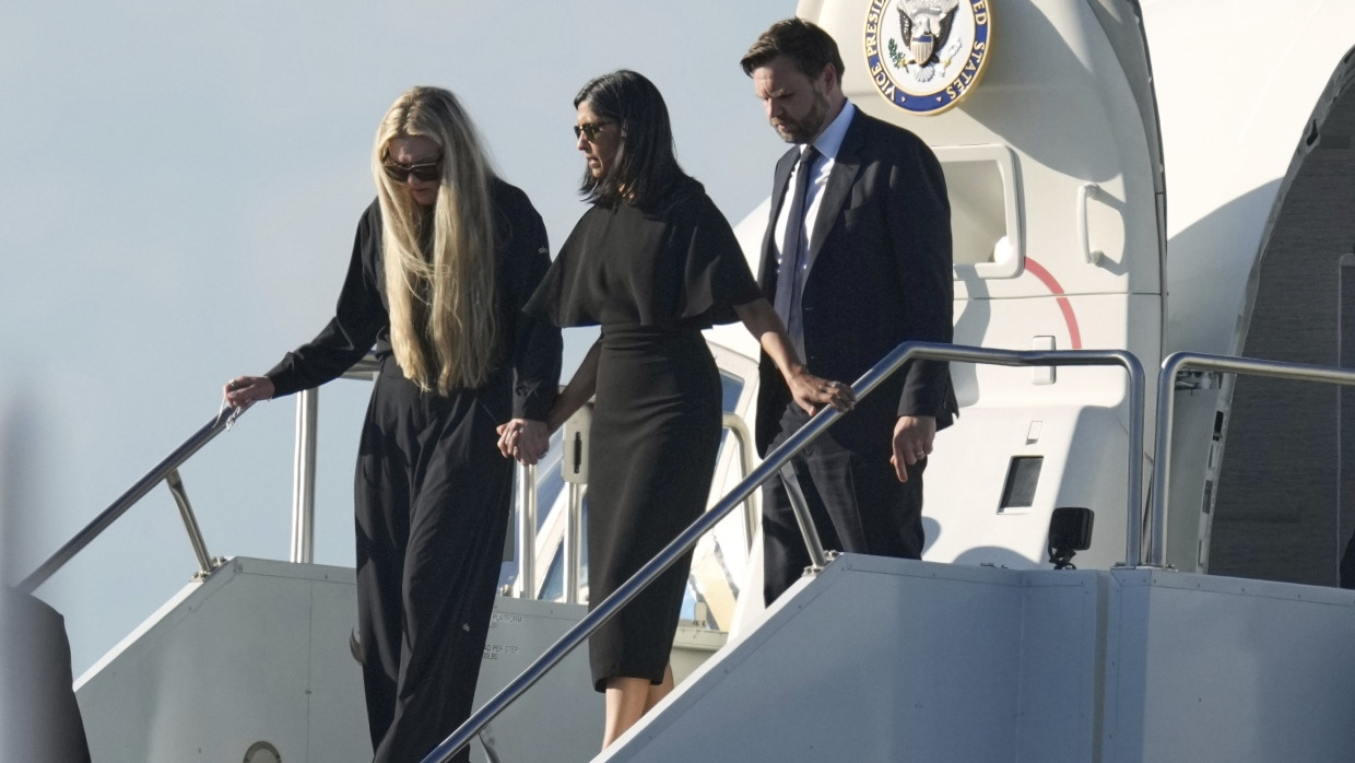 Erika Kirk'e, eşi Charlie Kirk'ün cenazesinin ülkeye getirilmesi sırasında Başkan Yardımcısı JD Vance ve eşi Usha eşlik etti.