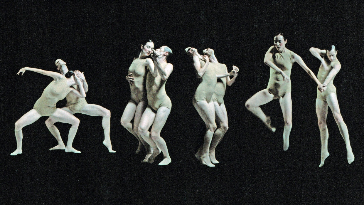 “Delay the Sadness” by Sharon Eyal in Bochum