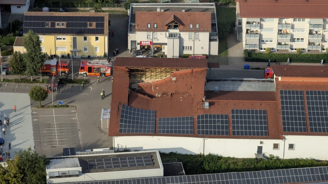 Die Luftaufnahme einer Drohne der Freiwilligen Feuerwehr zeigt das teilweise eingestürzte Dach des Supermarktes.