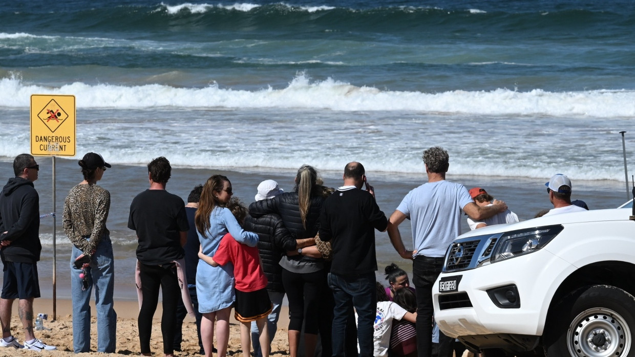 Familienangehörige und Freunde trauern nach einem tödlichen Haiangriffs am Long Reef Beach in Sydney.