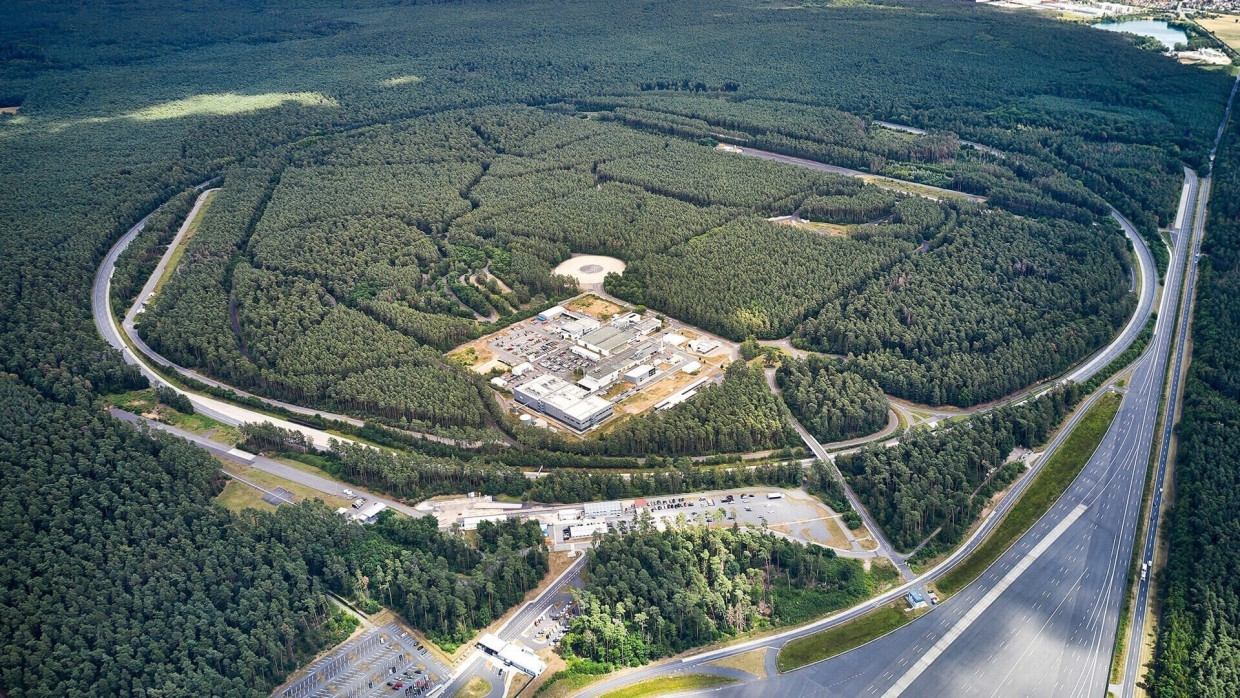 Im Wald verstecktes Autoparadies: Luftaufnahme der gesamten Anlage