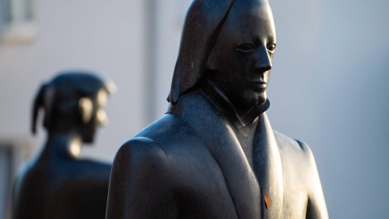 Messender und deutender Geist, brüderlich vereint: die Statuen von Alexander und Wilhelm von Humboldt vor der Humboldt-Bilbiothek in Berlin