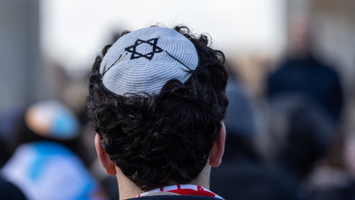 Ein Teilnehmer einer Kundgebung in Berlin trägt im Dezember 2024 eine Kippa. (Symbolbild)