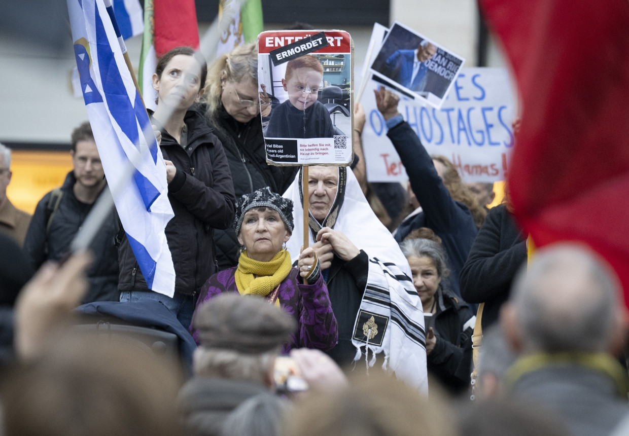Am zweiten Jahrestag des Hamas-Anschlags: Bei einer Kundgebung in Frankfurt wird an Opfer und Geiseln erinnert.
