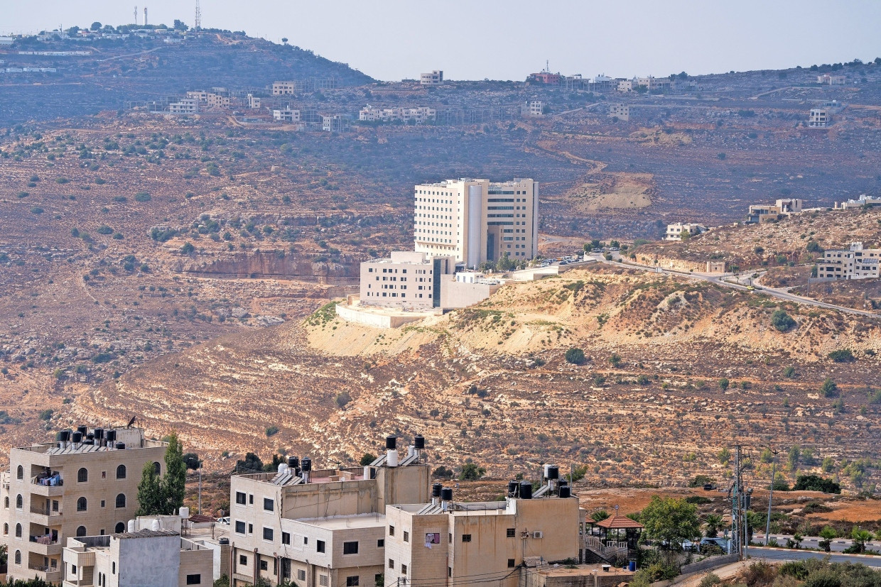 Ein Gebäudekomplex israelischer Siedler (Mitte) in der Nähe von Ramallah im Jahr 2024