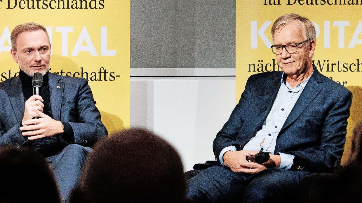 Flachsen auf der Bühne per Du: Christian Lindner und Dietmar Bartsch bei einer Buchvorstellung in Berlin