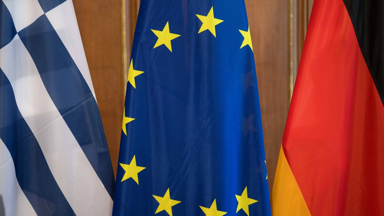 Die Flaggen von Griechenland (l-r), der Europäischen Union (EU) und der Bundesrepublik Deutschland