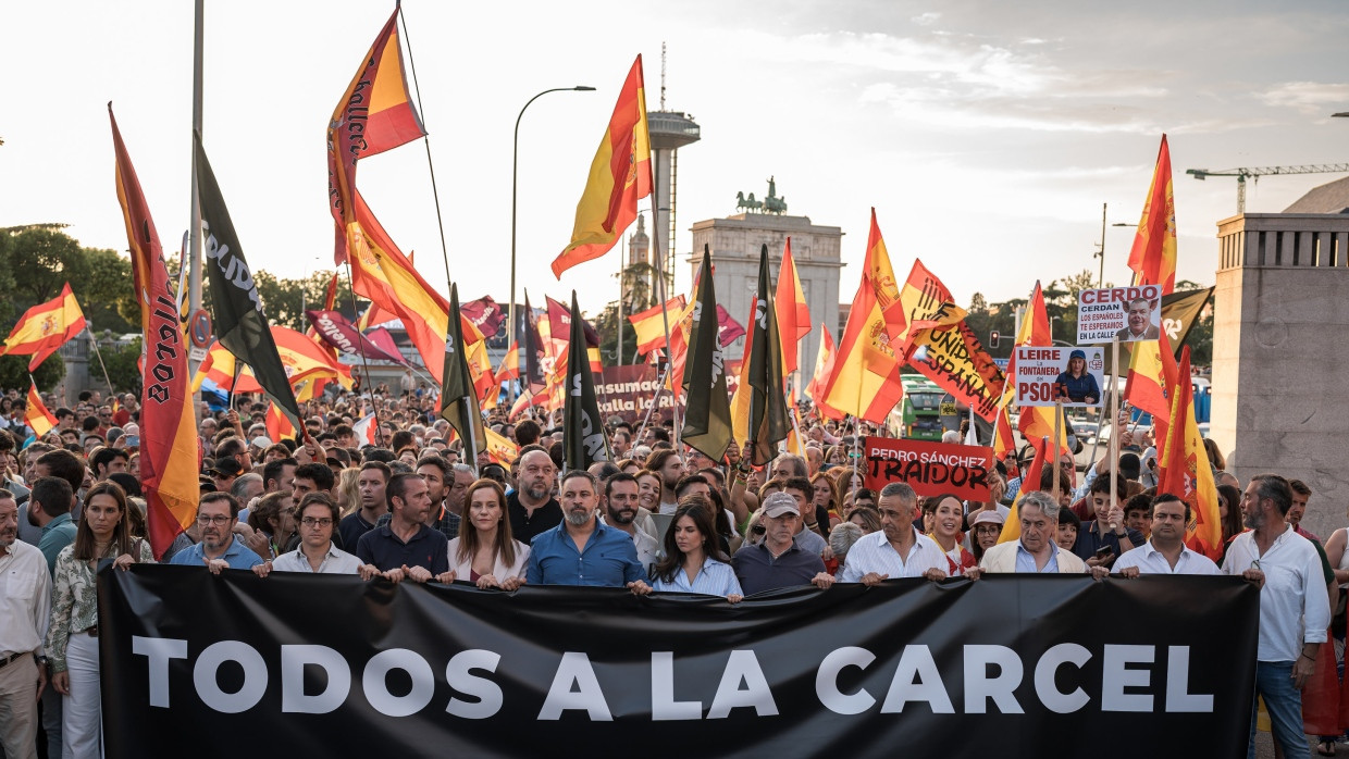 Der Vorsitzende der Vox-Partei, Santiago Abascal, im blauen Hemd inmitten von Anhängern bei einer Demonstration im Juli 2025