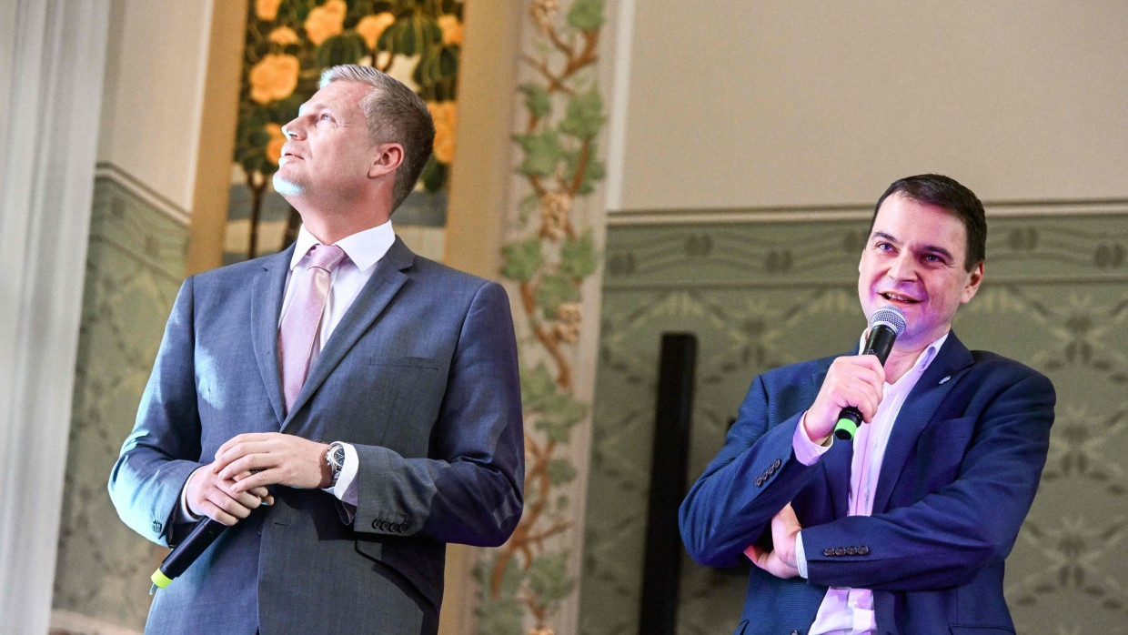 Überzeugte Autofahrer: Der Vorsitzende der „Autofahrerpartei“ Petr Macinka (rechts) und ihr Spitzenkandidat Filip Turek (links)