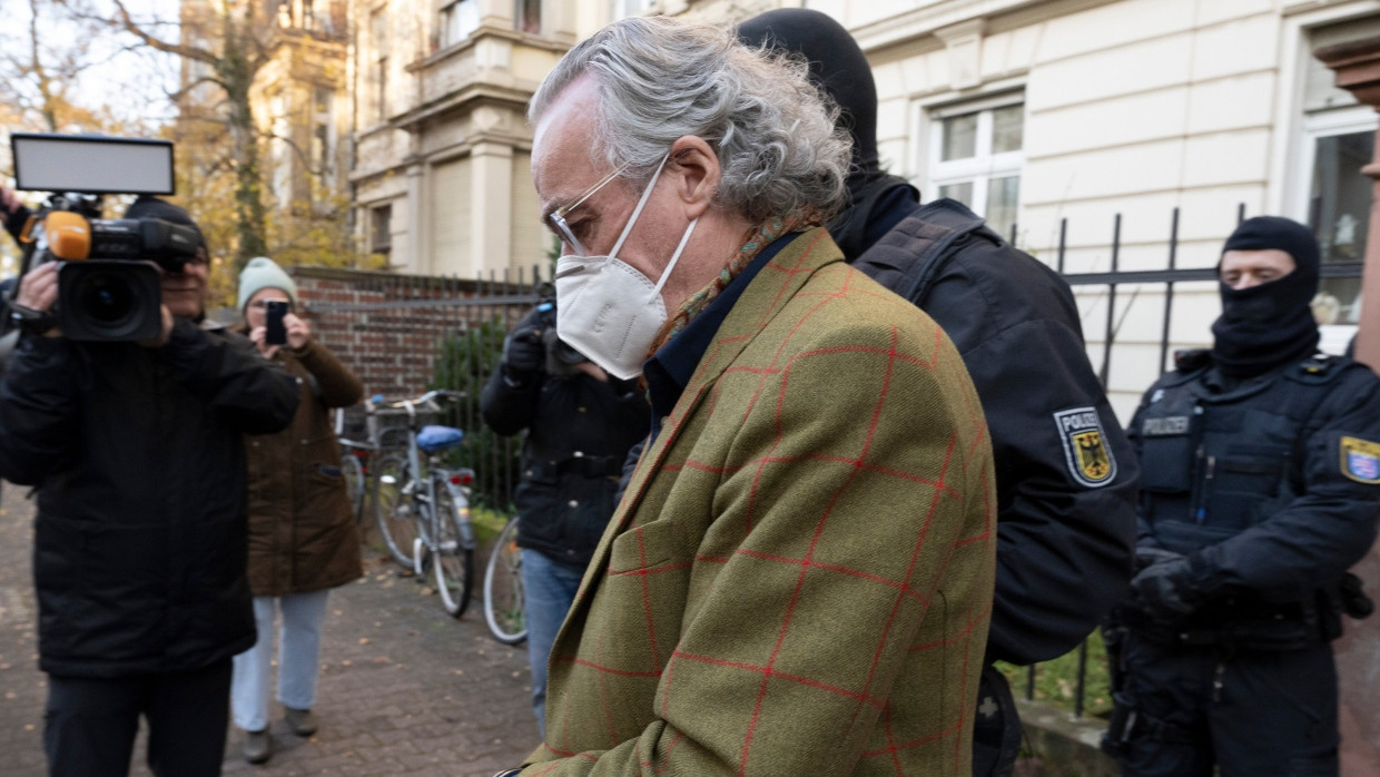 Im Dezember 2022 führten vermummte Polizisten Heinrich XIII. Prinz Reuß ab.