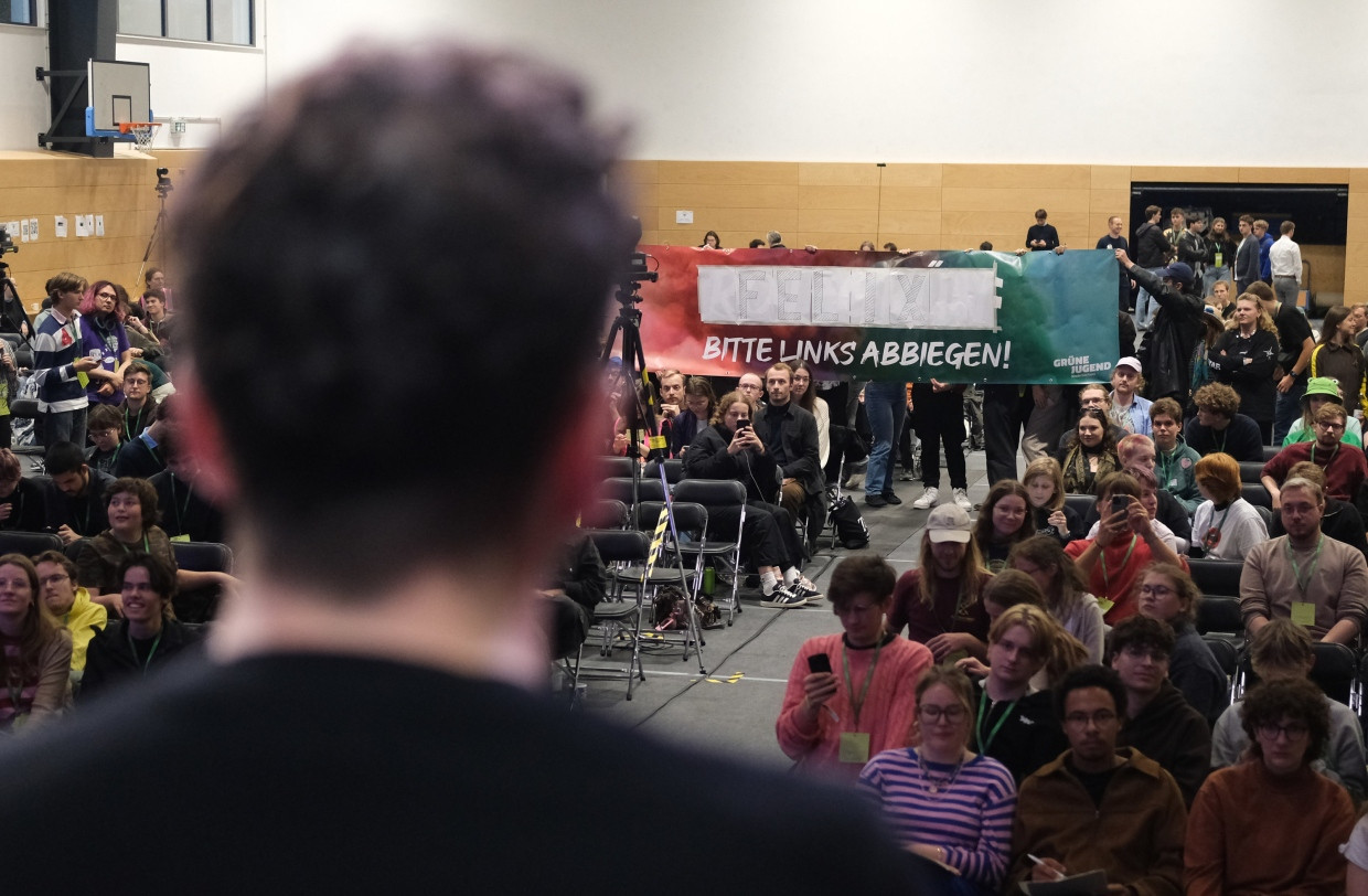 Während der Rede des Parteivorsitzenden Felix Banaszak auf dem Bundeskongress der Grünen Jugend halten Zuhörer ein Plakat hoch.