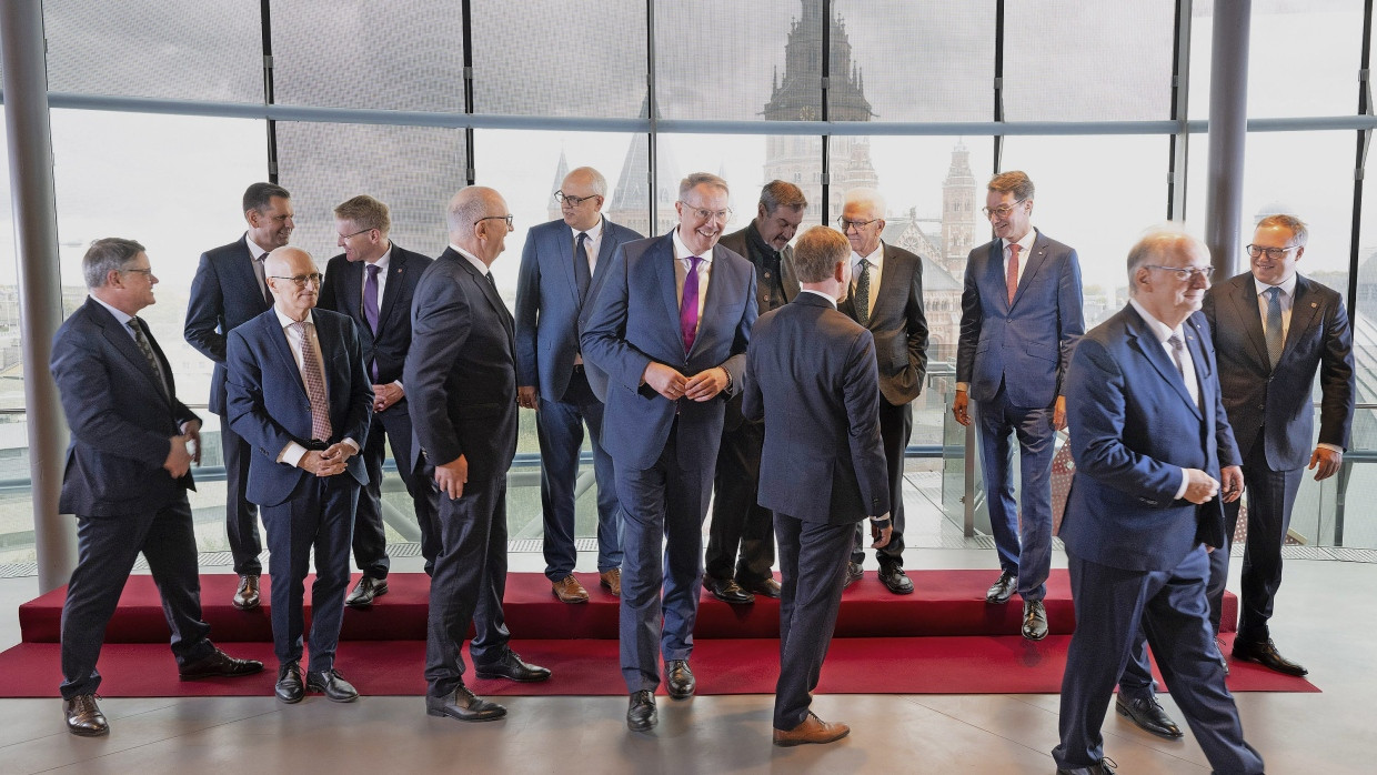Die Landesfürsten am 23. Oktober 2025 auf der Ministerpräsidentenkonferenz in Mainz, von links: Rhein (Hessen), Lies (Niedersachsen), Tschentscher (Hamburg), Günther (Schleswig-Holstein), Woidke (Brandenburg), Bovenschulte (Bremen), Schweitzer (Rheinland-Pfalz), Söder (Bayern), Kretschmer (Sachsen, mit dem Rücken zum Betrachter), Kretschmann (Baden-Württemberg), Wüst (Nordrhein-Westfalen), Haseloff (Sachsen-Anhalt), Voigt (Thüringen). Auf dem Bild fehlen: Schwesig (Mecklenburg-Vorpommern), Rehlinger (Saarland), Wegner (Berlin).