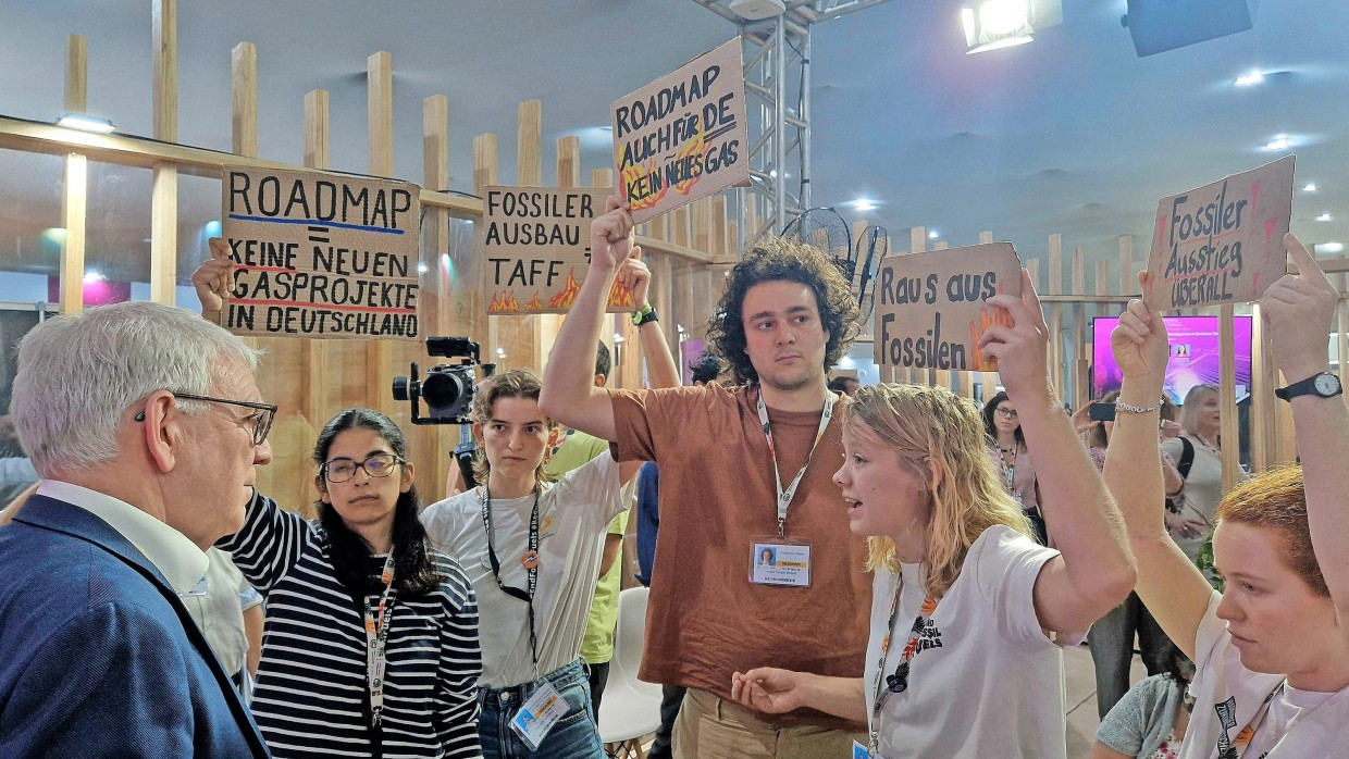 Protest gegen neue Gaskraftwerke: Deutsche Klimaschutz-Aktivisten von Fridays for Future auf der Weltklimakonferenz in Brasilien