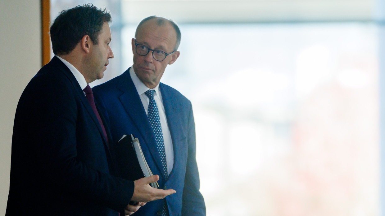 Bundesfinanzminister Lars Klingbeil und Bundeskanzler Friedrich Merz nach einem Stahlgipfel Anfang des Monats im Bundeskanzleramt