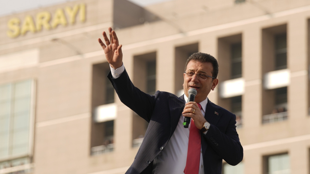 Istanbuls Bürgermeister Ekrem Imamoglu spricht Anfang des Jahres zu seinen Anhängern vor dem Istanbuler Gerichtsgebäude.