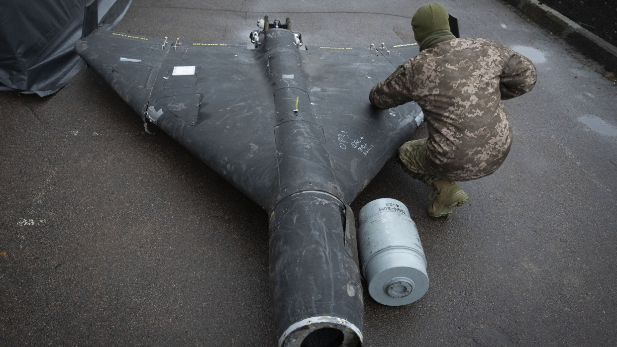 Ein ukrainischer Offizier untersucht im November eine abgeschossene Shahed-Drohne