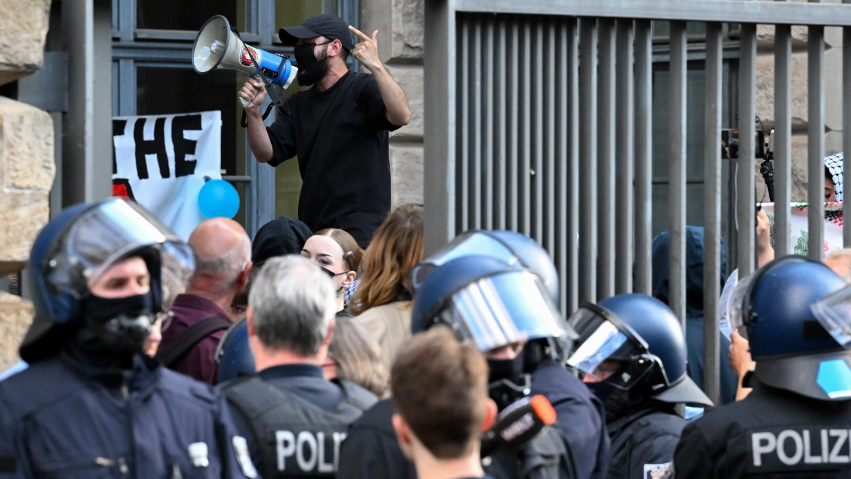 Gewalt Gegen Einsatzkräfte Erreicht Rekord Innenministerin Kündigt Schutzmaßnahmen An - fsj6tjz