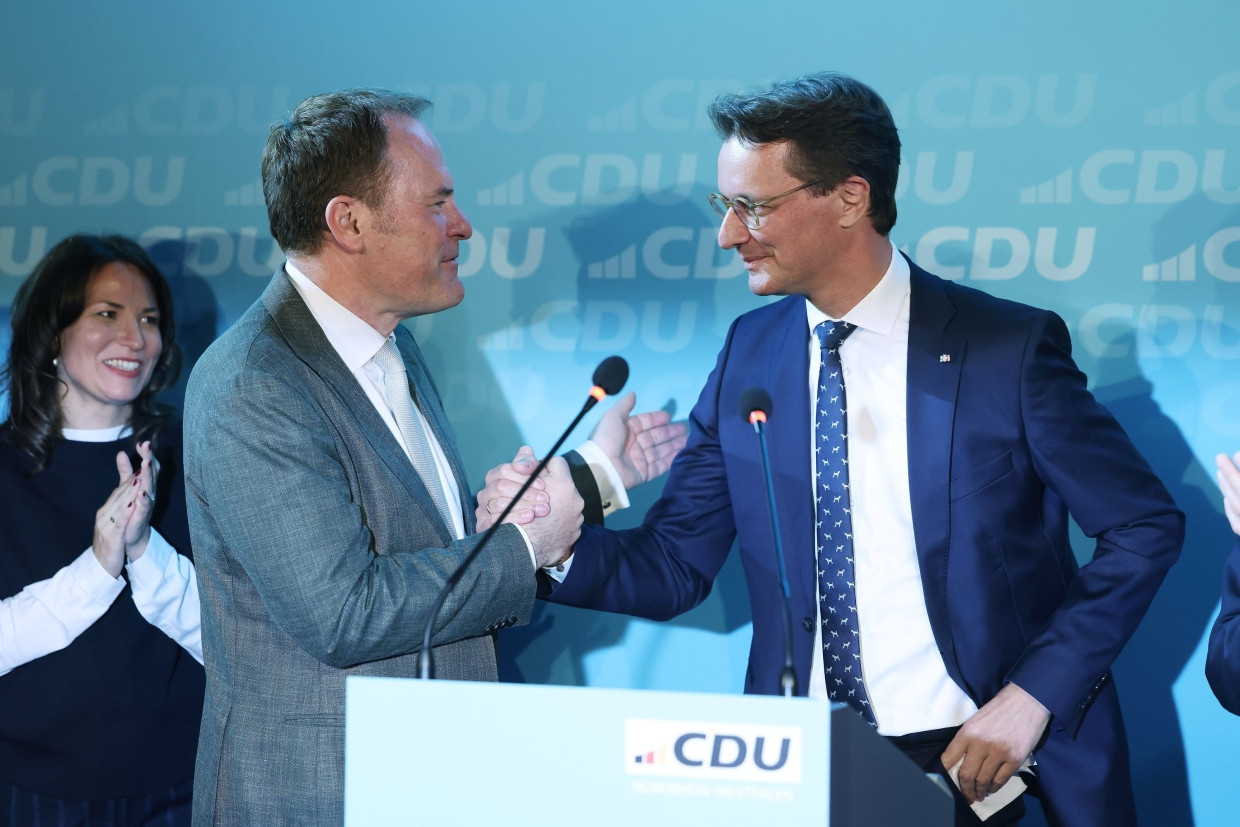 Der OB bleibt im Amt: Ministerpräsident Hendrik Wüst (CDU) gratuliert seinem Parteifreund Stephan Keller zum Erfolg bei der Stichwahl.