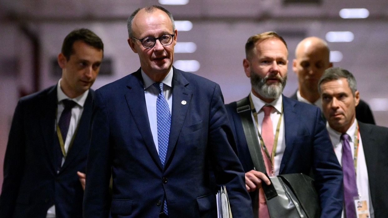 Friedrich Merz se dirige a la conferencia de prensa en Bruselas.
